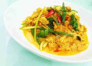comida tailandesa gai pad pongal