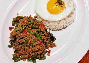 comida tailandesa pad kra prao
